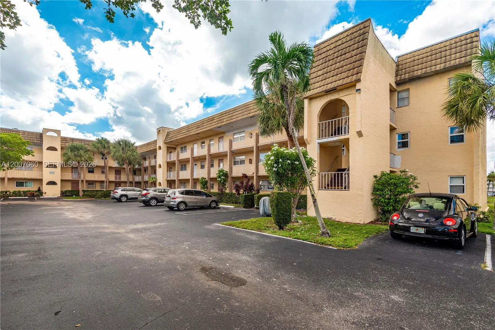 Foto de propiedad en 8345 Sunrise Lakes Boulevard 210, Sunrise, FL 33322 Sunrise con MLS# 