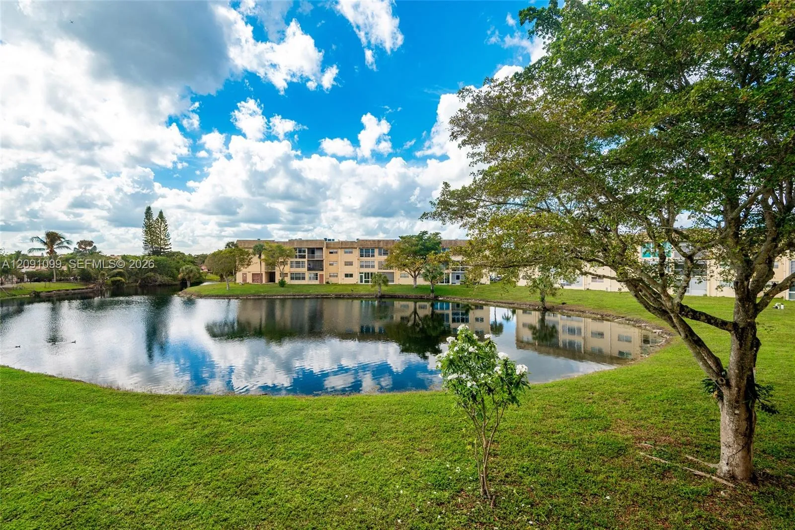 Foto de propiedad en 8345 Sunrise Lakes Boulevard 210, Sunrise, FL 33322 Sunrise con MLS# 