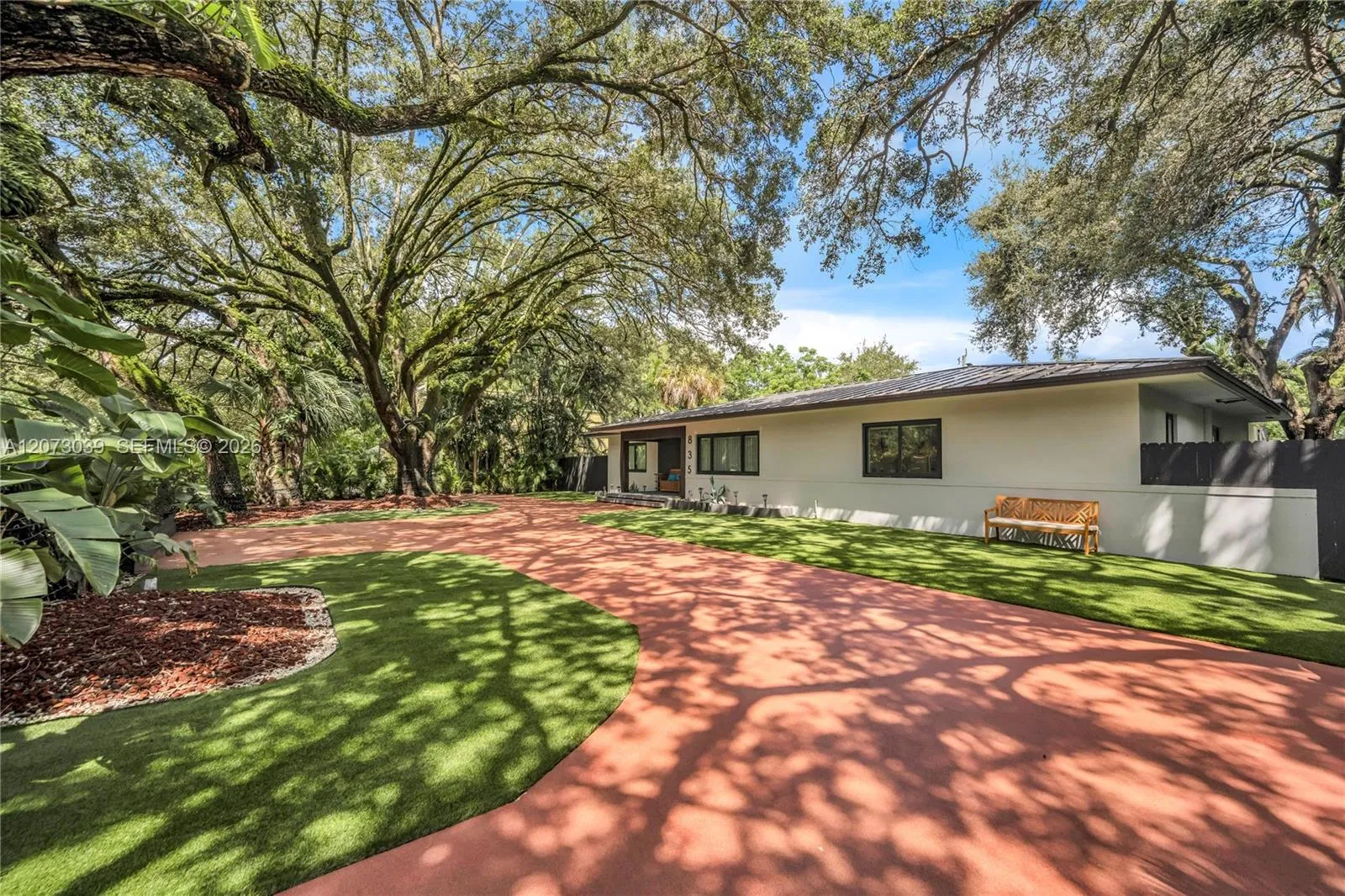 Foto de propiedad en 835 NE 120th Street, Biscayne Park, FL 33161 Biscayne Park con MLS# 