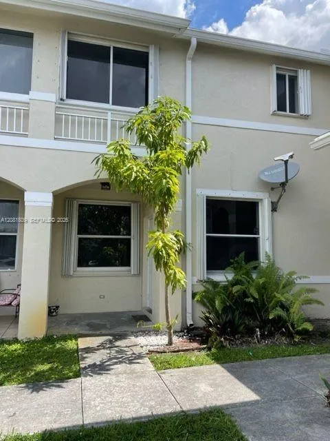 Foto de propiedad en 835 NE 212th Terrace 2, Miami, FL 33179 Miami con MLS# 