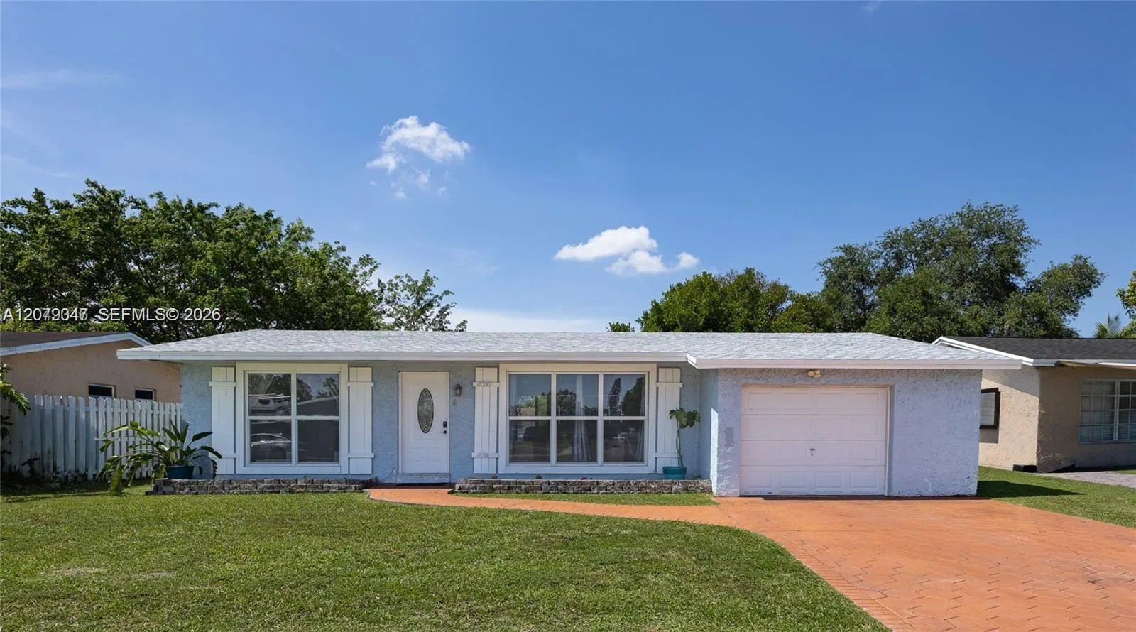 Foto de propiedad en 8350 NW 27th Place, Sunrise, FL 33322 Sunrise con MLS# 