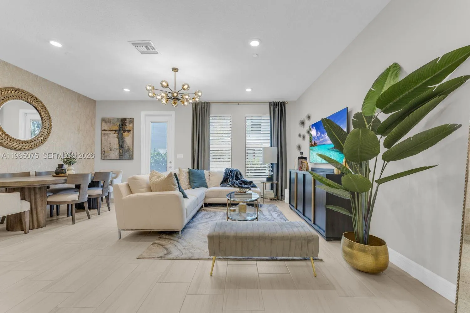 Foto de propiedad en 8351 NW 7th Court, Plantation, FL 33324 Plantation con MLS# 