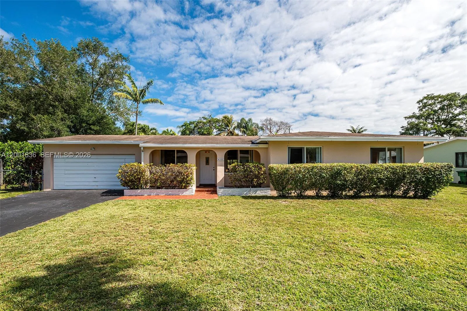 Foto de propiedad en 8355 SW 131st Street, Pinecrest, FL 33156 Pinecrest con MLS# 
