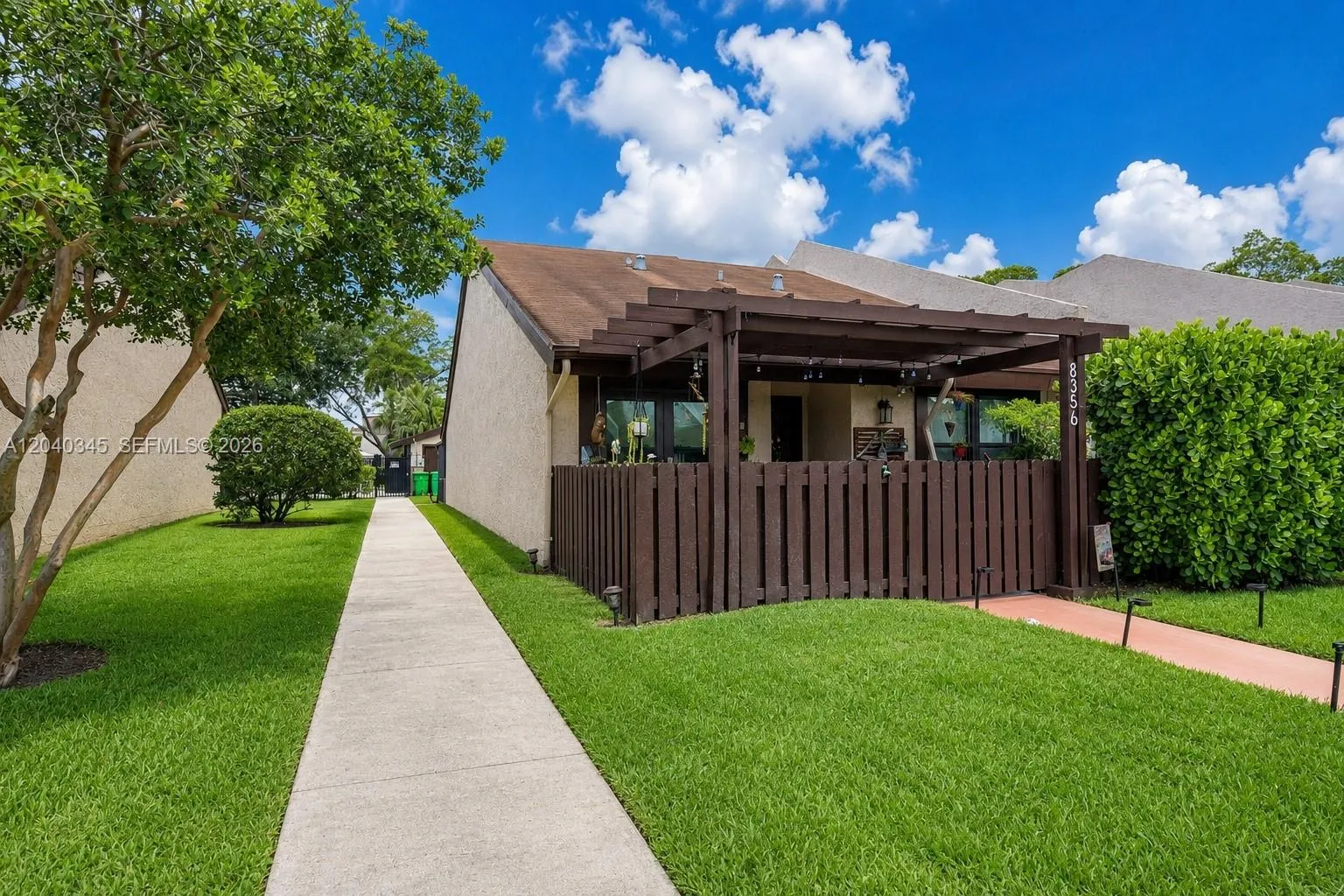 Foto de propiedad en 8356 NW 37th Place E-9, Sunrise, FL 33351 Sunrise con MLS# 