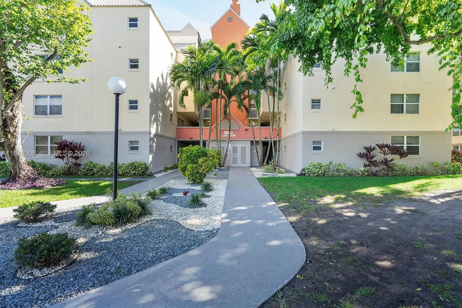 Foto de propiedad en 8363 Lake Drive 503, Doral, FL 33166 Doral con MLS# 