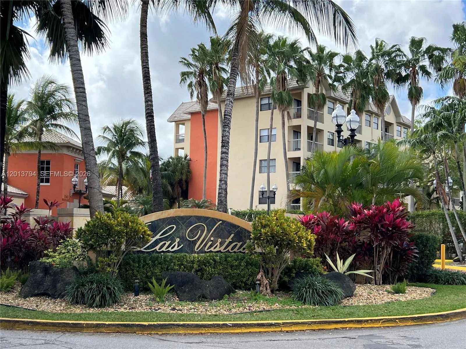 Foto de propiedad en 8373 Lake Drive 202, Doral, FL 33166 Doral con MLS# 