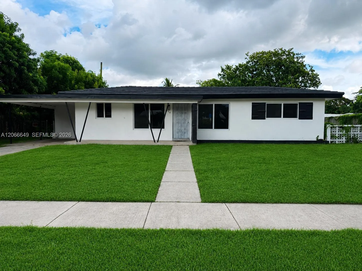 Foto de propiedad en 838 Fairway Drive, Plantation, FL 33317 Plantation con MLS# 