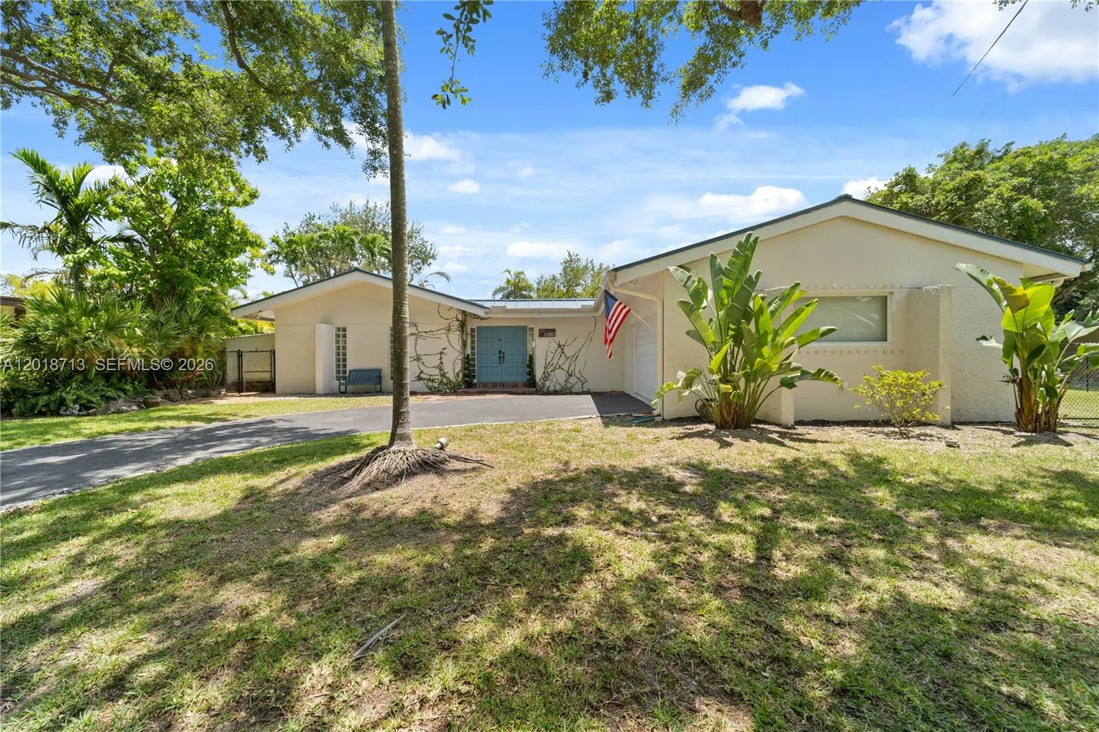 Foto de propiedad en 8380 SW 186 Street, Cutler Bay, FL 33157 Cutler Bay con MLS# 