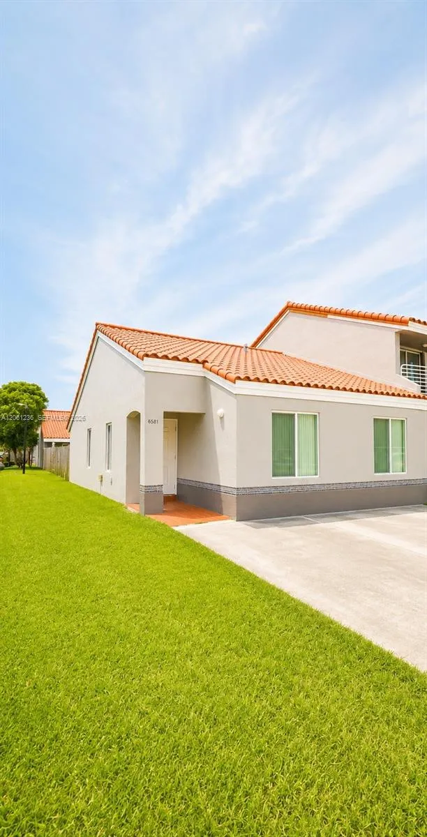 Foto de propiedad en 8381 SW 148th Avenue 0, Miami, FL 33193 Miami con MLS# 