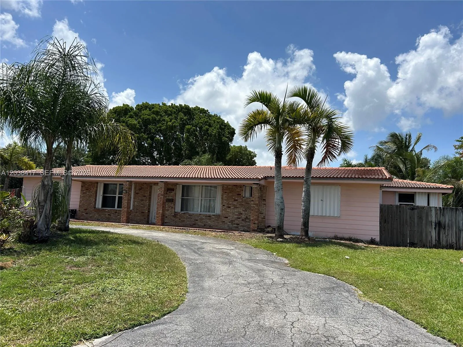 Foto de propiedad en 8385 SW 105th Street, Miami, FL 33156 Miami con MLS# 