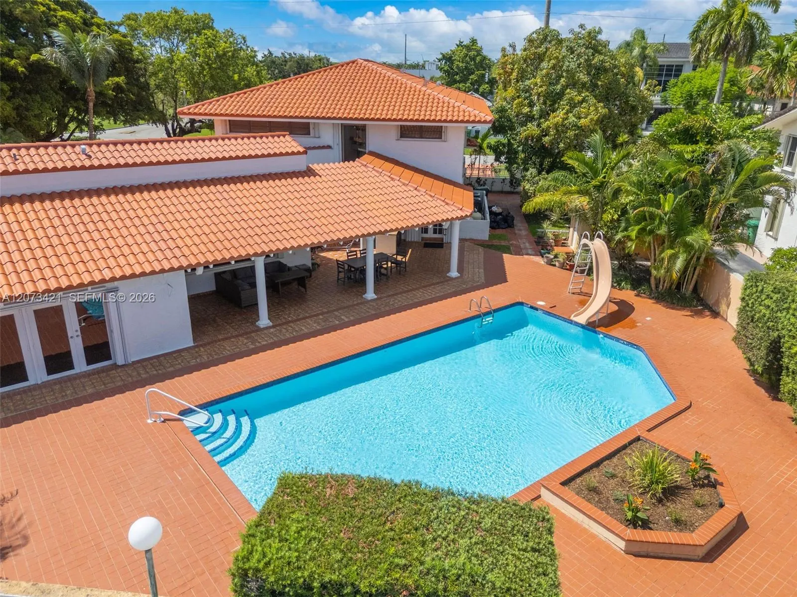Foto de propiedad en 8390 SW 2nd Street, Miami, FL 33144 Miami con MLS# 