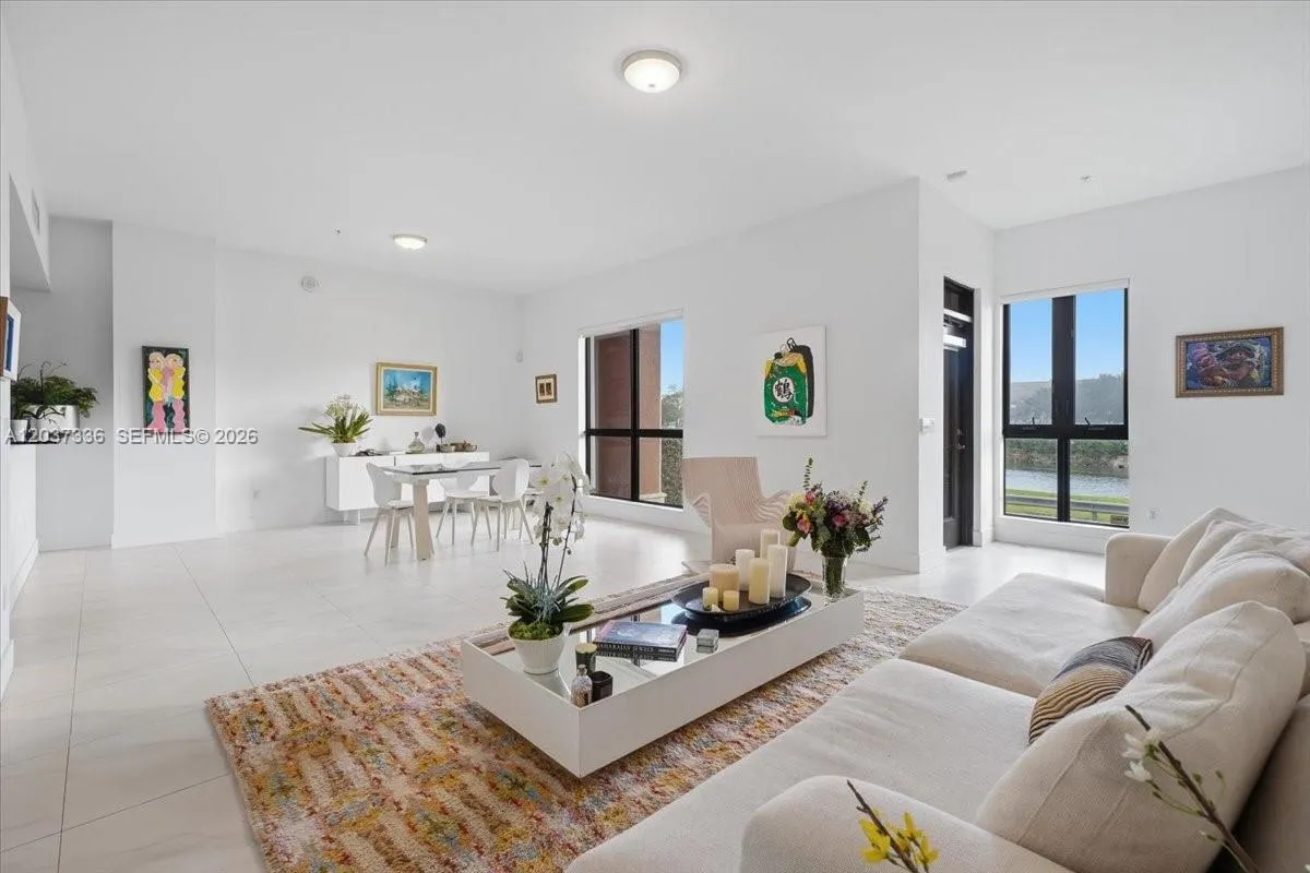 Foto de propiedad en 8390 SW 72 106, Miami, FL 33143 Miami con MLS# 