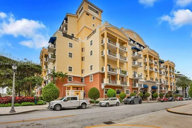 Foto de propiedad en 8395 SW 73rd Avenue 104, Miami, FL 33143 Miami con MLS# 