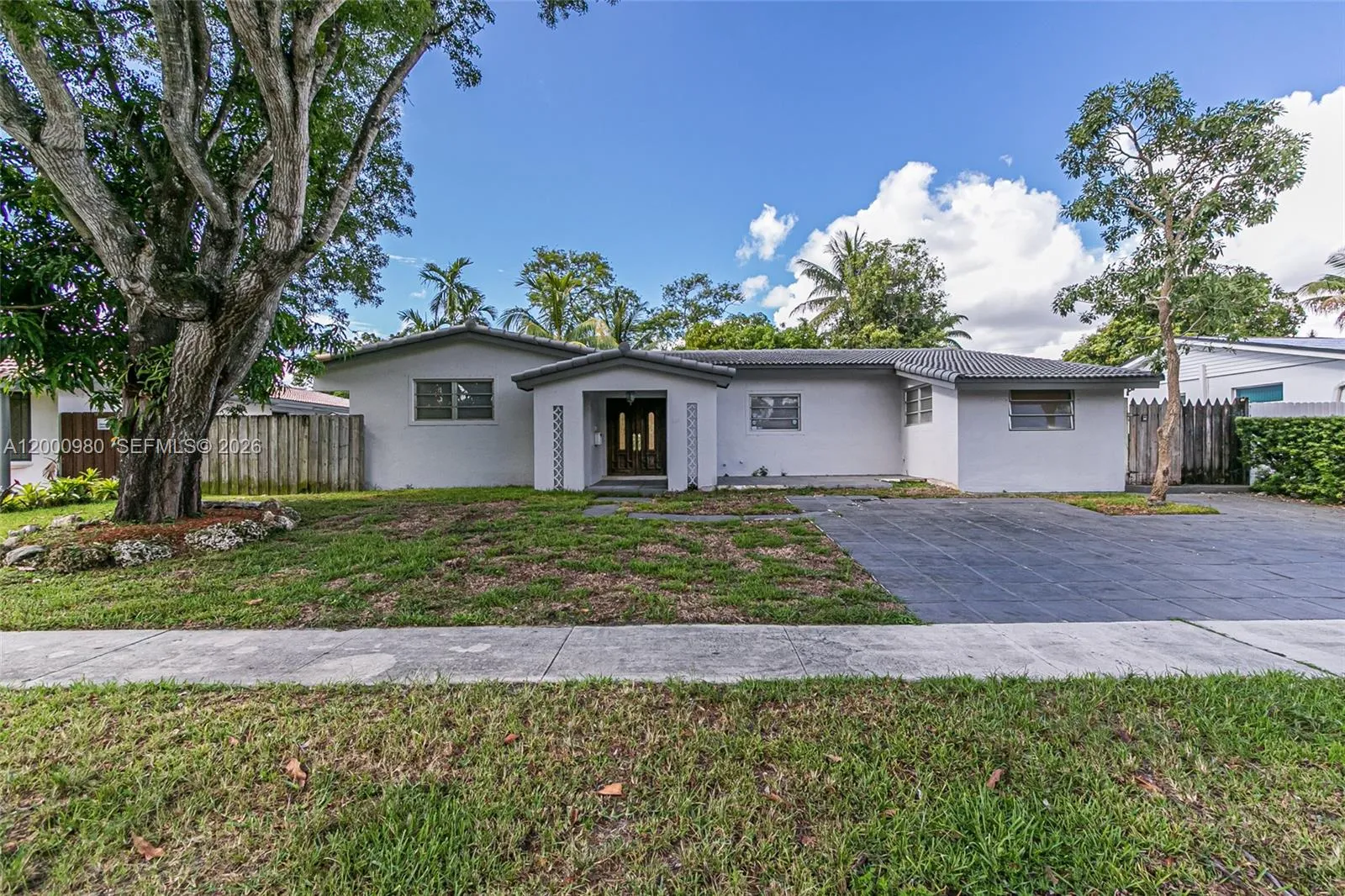Foto de propiedad en 840 NE 182nd Terrace, North Miami Beach, FL 33162 North Miami Beach con MLS# 