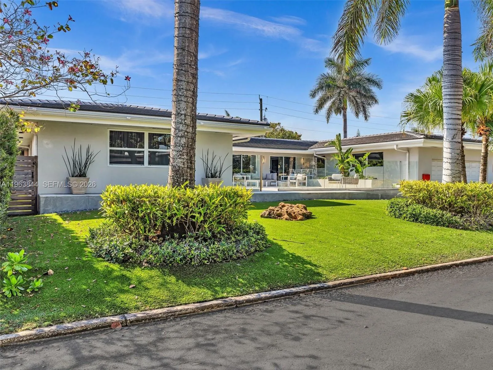 Foto de propiedad en 840 S Southlake Drive, Hollywood, FL 33019 Hollywood con MLS# 