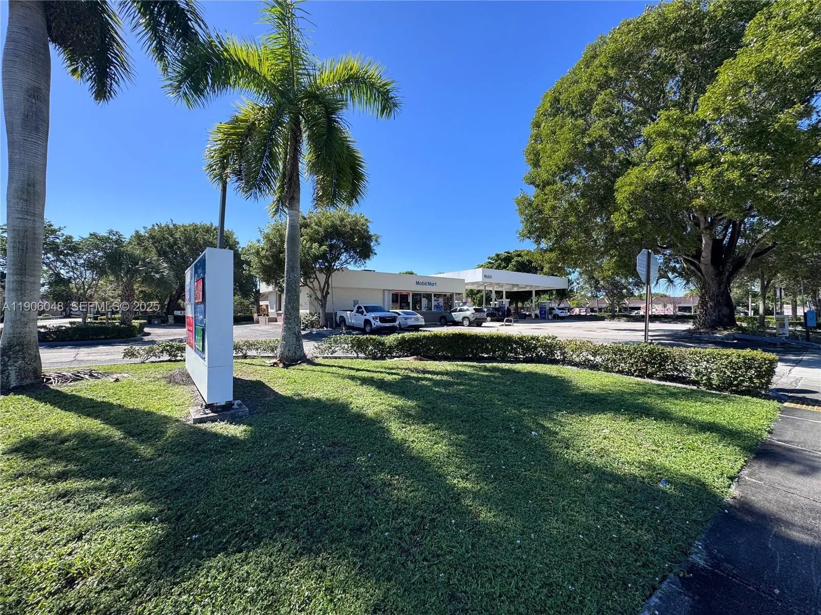 Foto de propiedad en 8400 W Oakland Park Boulevard, Sunrise, FL 33351 Sunrise con MLS# 
