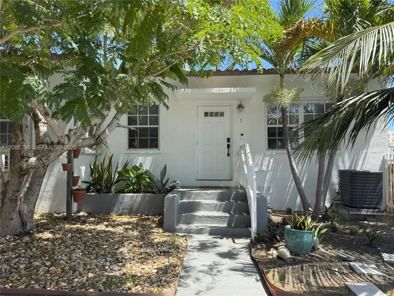 Foto de propiedad en 8401 Crespi Boulevard 1, Miami Beach, FL 33141 Miami Beach con MLS# 