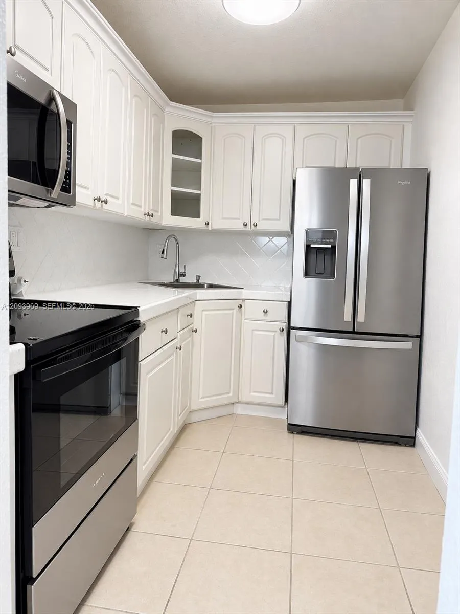 En Venta 8405 NW 8th Street 103, Miami, FL 33126, Miami, FL 33126