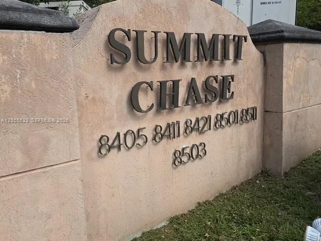 Foto de propiedad en 8405 NW 8th Street 201, Miami, FL 33126 Miami con MLS# 