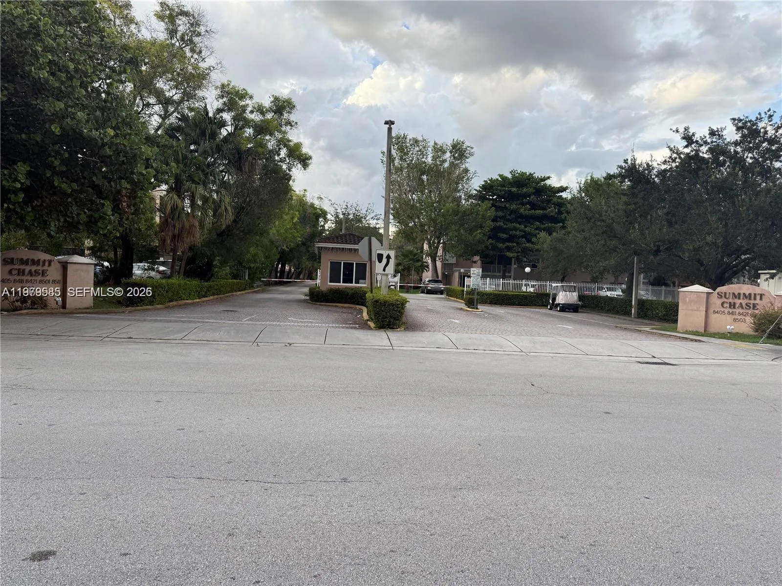 Foto de propiedad en 8405 NW 8th Street 304, Miami, FL 33126 Miami con MLS# 