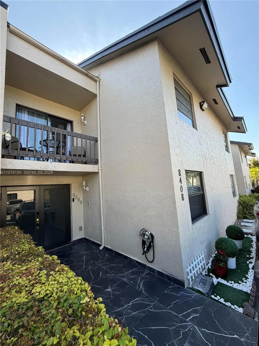 Foto de propiedad en 8408 NW 8th Street 8408, Miami, FL 33126 Miami con MLS# 