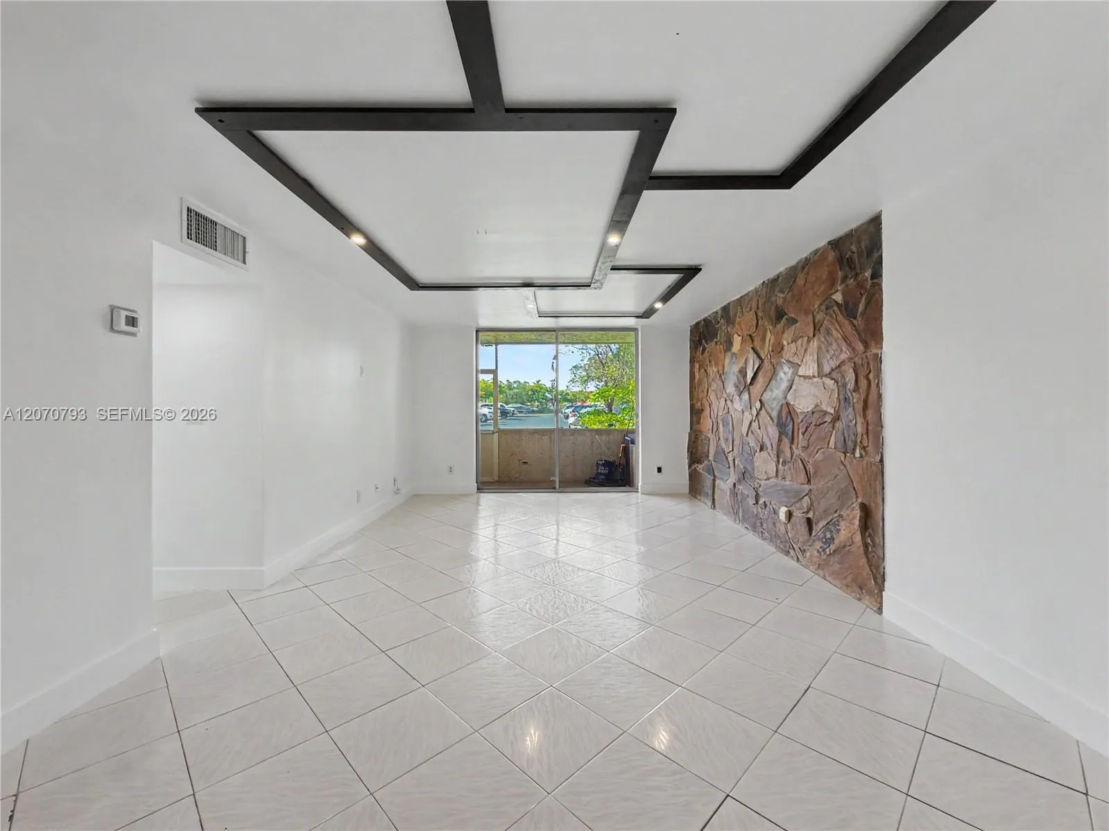 Foto de propiedad en 8411 NW 8th Street 102, Miami, FL 33126 Miami con MLS# 