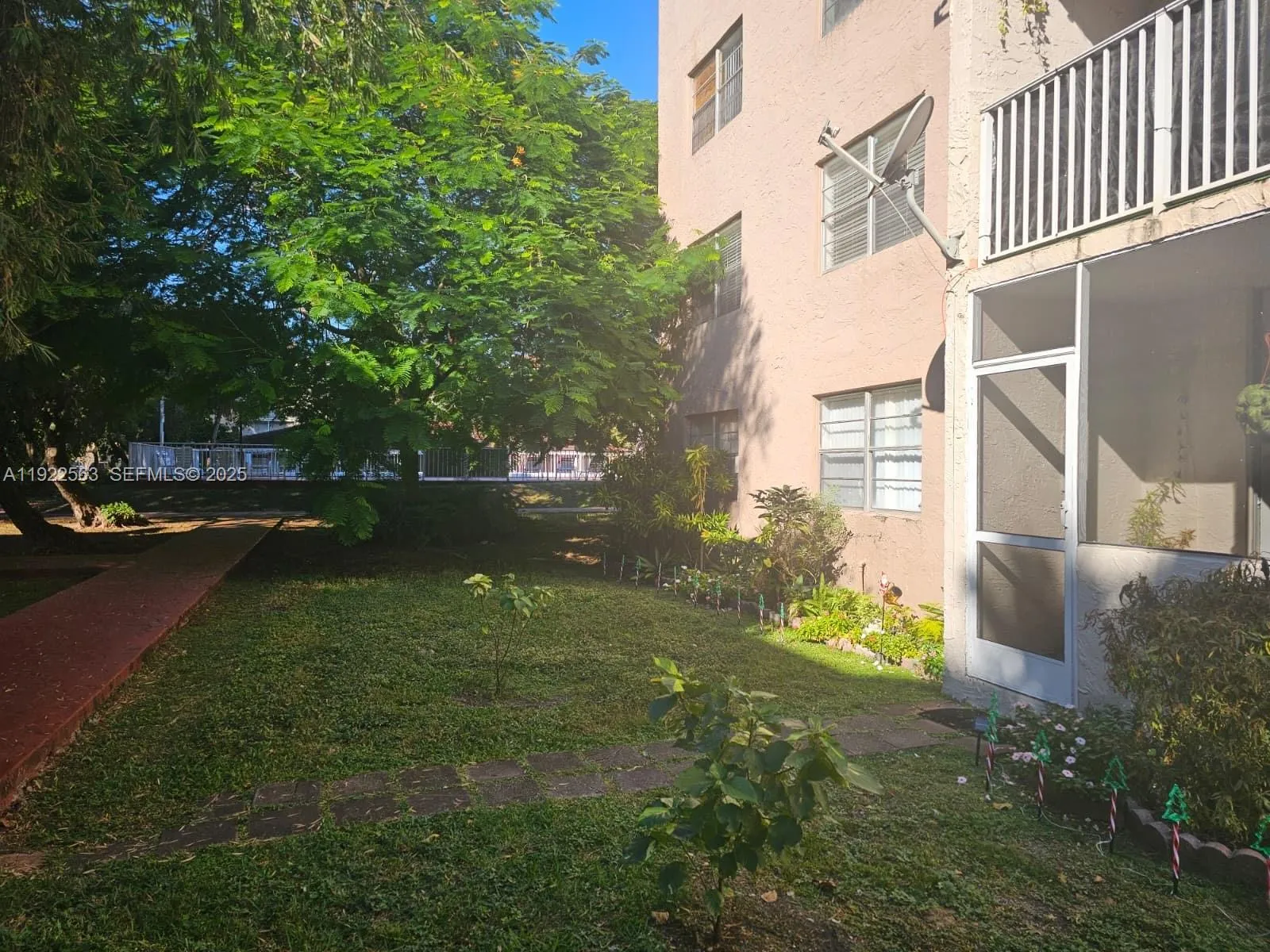 Foto de propiedad en 8411 NW 8th Street 111, Miami, FL 33126 Miami con MLS# 