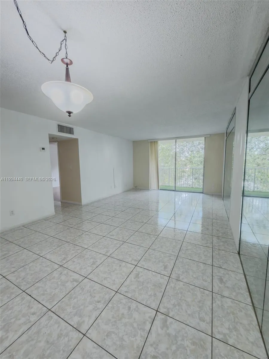 En Renta 8411 NW 8th Street 301, Miami, FL 33126, Miami, FL 33126