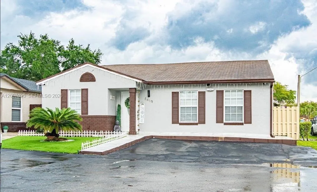Foto de propiedad en 8419 NW 193rd Lane, Hialeah, FL 33015 Hialeah con MLS# 