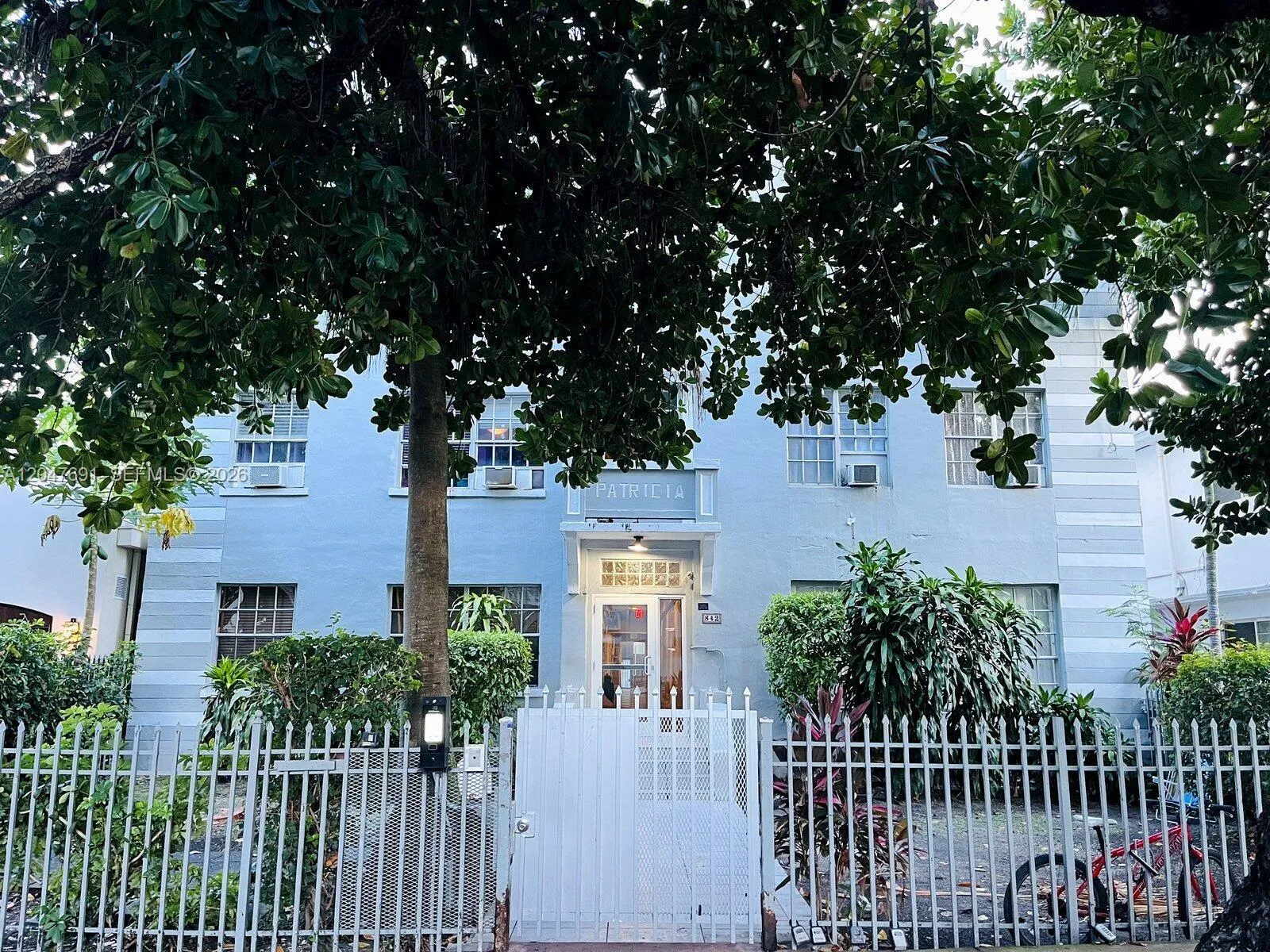 Foto de propiedad en 842 Meridian 2F, Miami Beach, FL 33139 Miami Beach con MLS# 