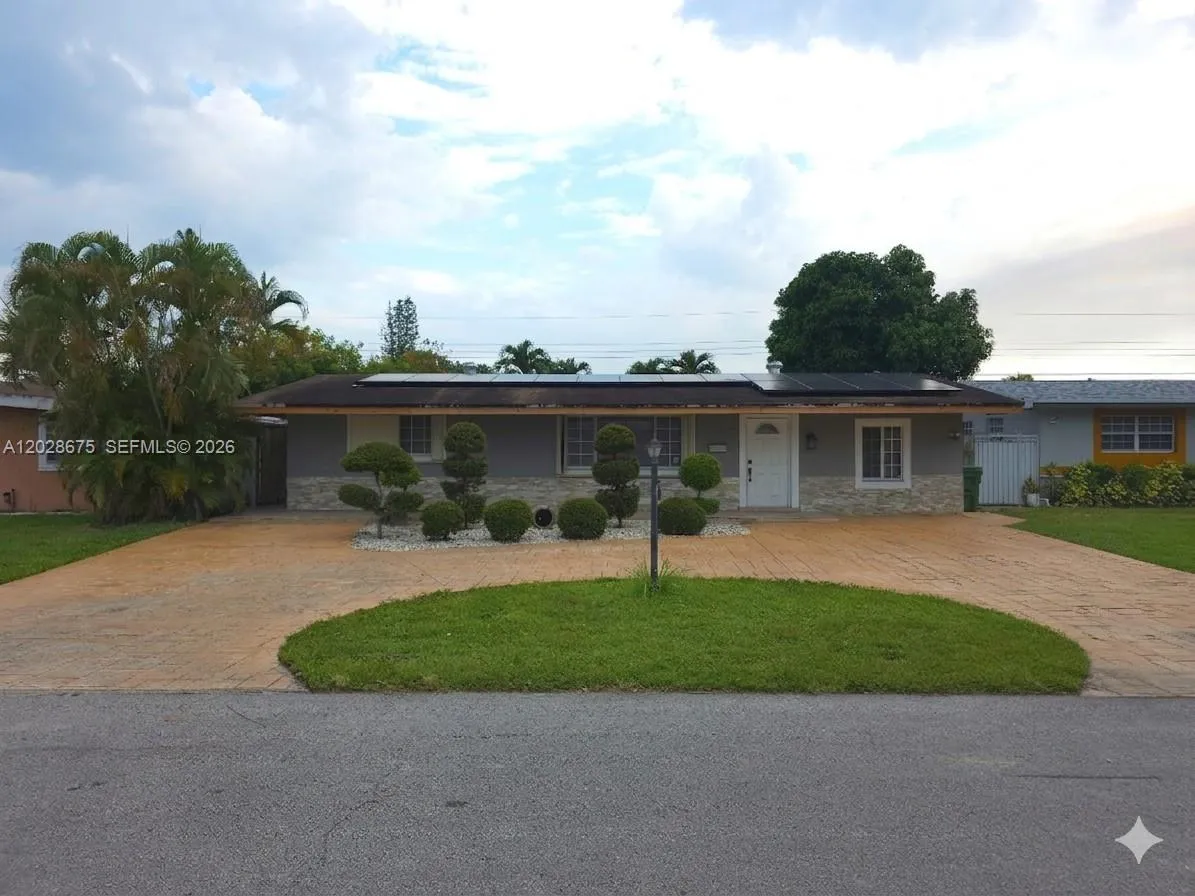 Foto de propiedad en 8420 NW 10th Street, Pembroke Pines, FL 33024 Pembroke Pines con MLS# 