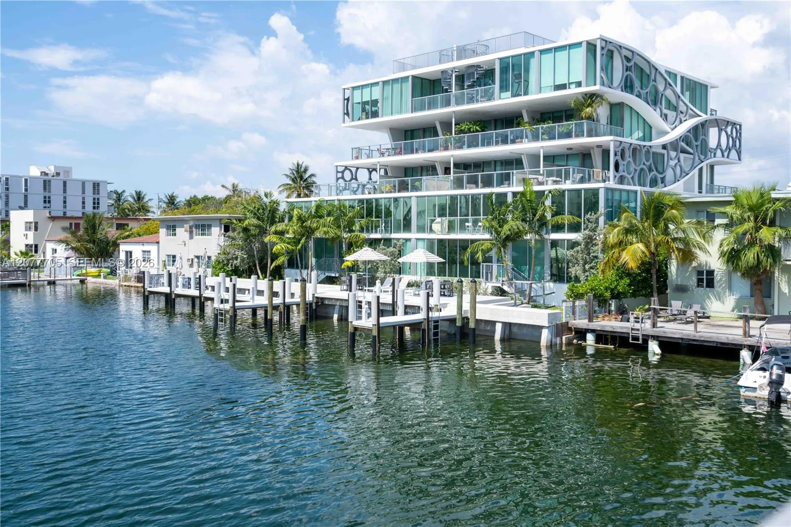 Foto de propiedad en 8425 Crespi Boulevard 302, Miami Beach, FL 33141 Miami Beach con MLS# 