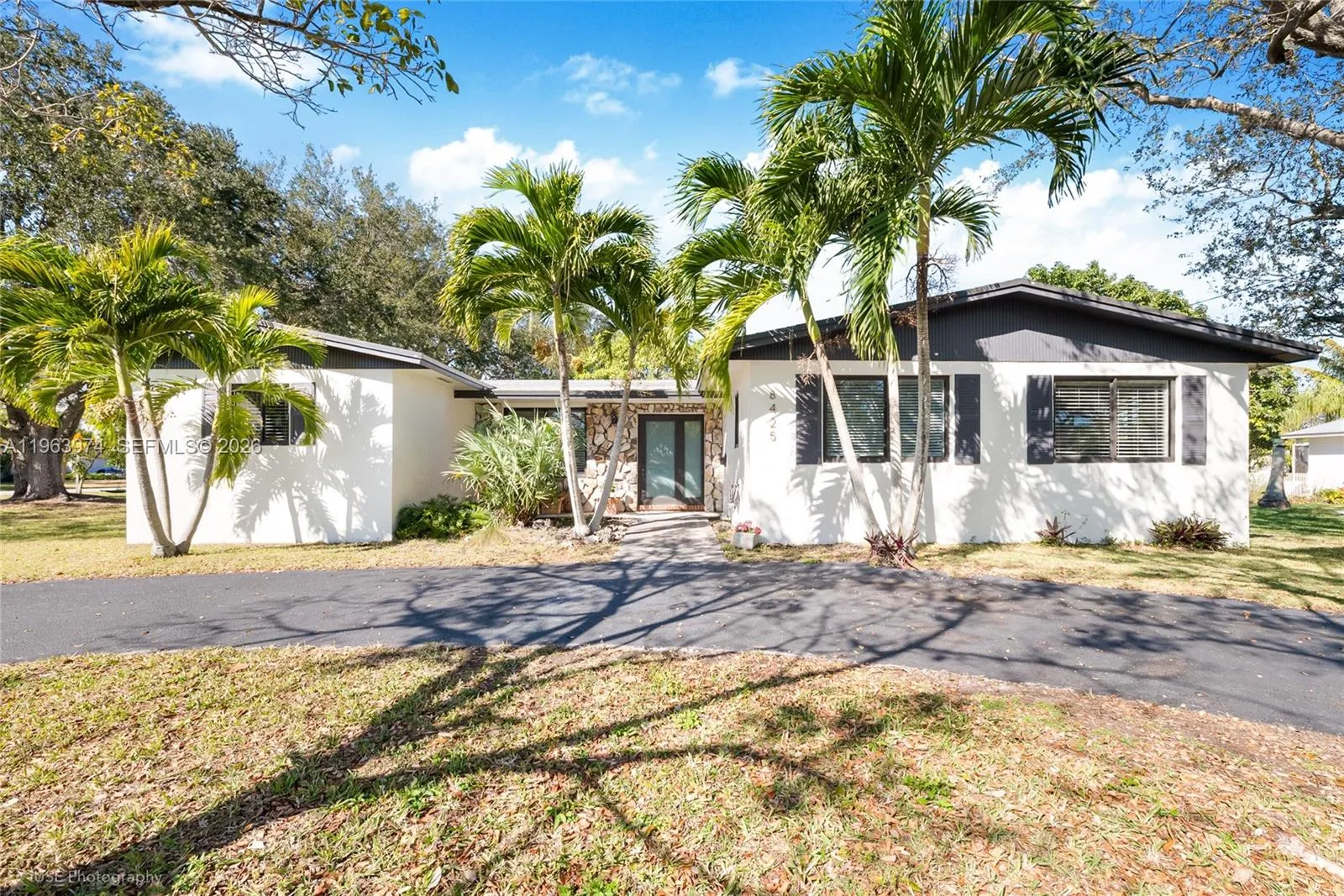 Foto de propiedad en 8425 SW 174th Street, Palmetto Bay, FL 33157 Palmetto Bay con MLS# 