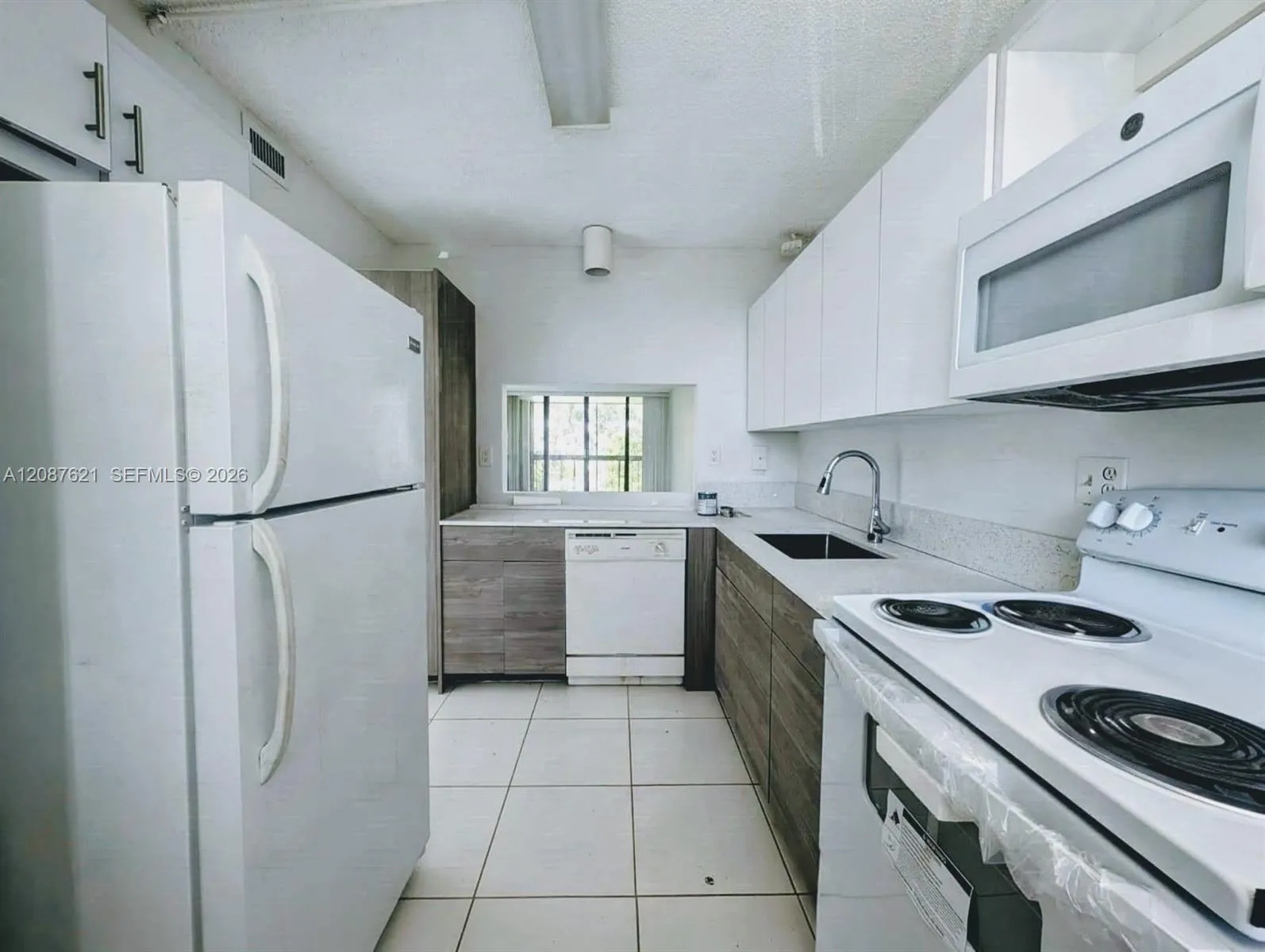 Foto de propiedad en 8429 Forest Hills Drive 305, Coral Springs, FL 33065 Coral Springs con MLS# 
