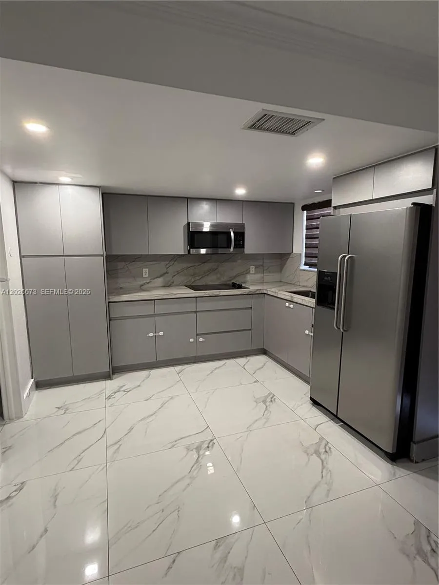 Foto de propiedad en 8430 NW 8th Street B11, Miami, FL 33126 Miami con MLS# 