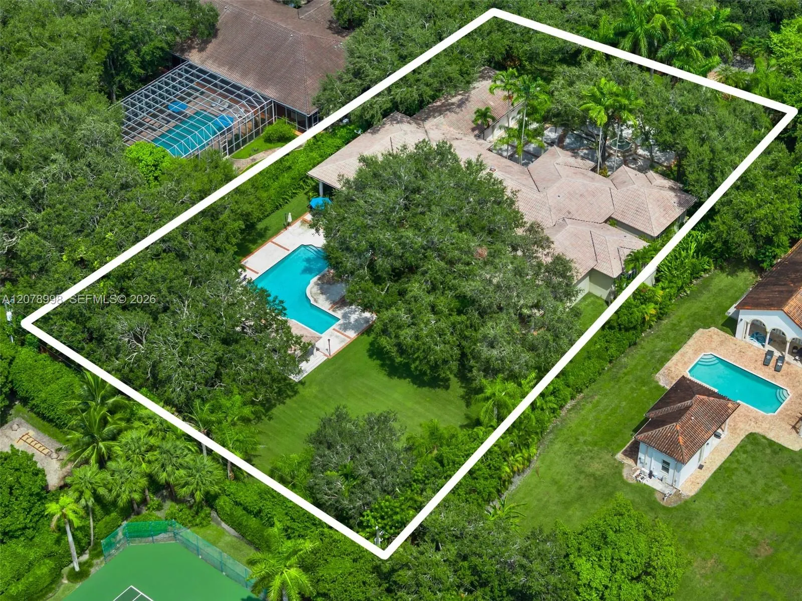 Foto de propiedad en 8430 SW 98th Street, Miami, FL 33156 Miami con MLS# 