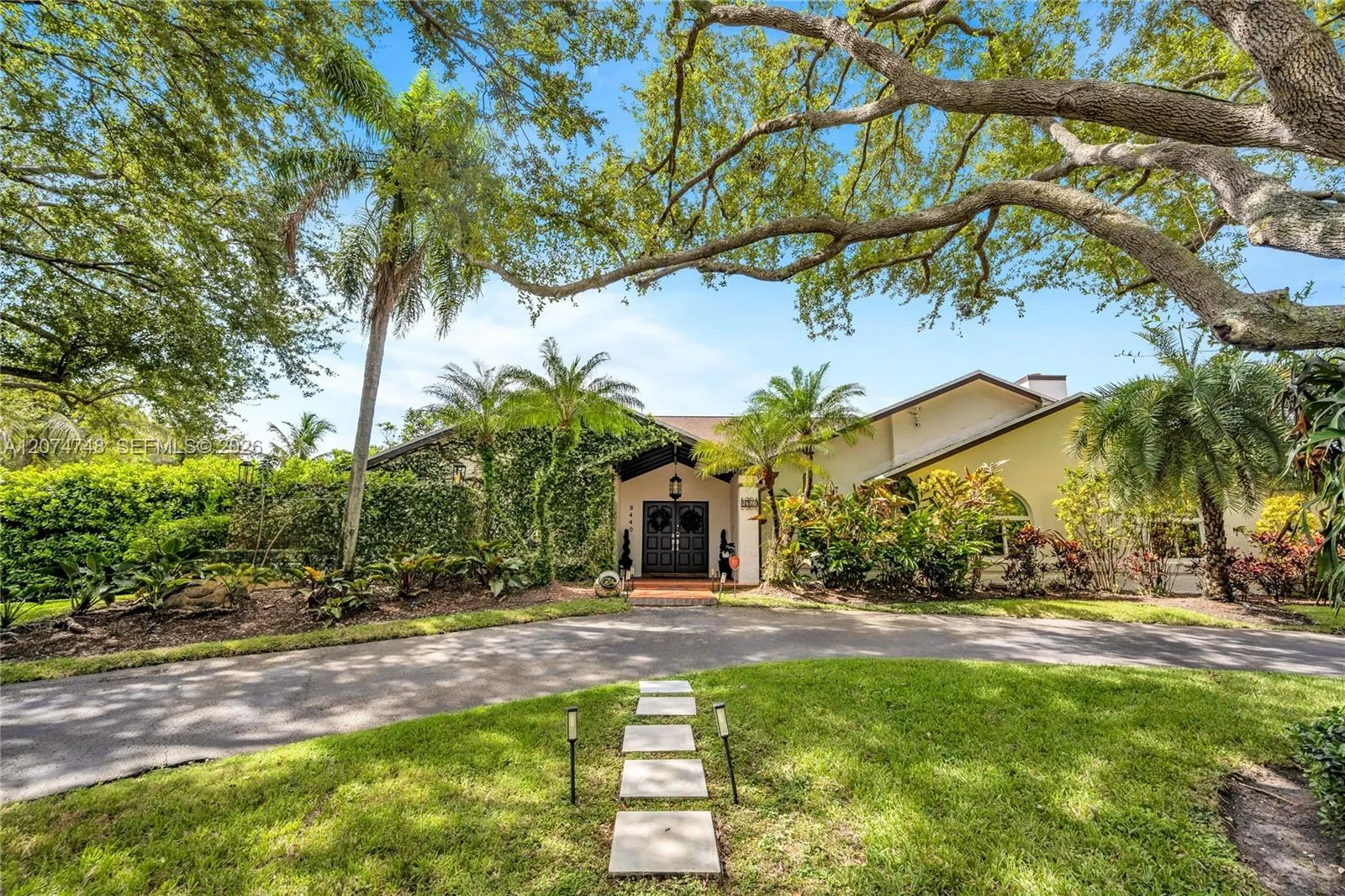 Foto de propiedad en 8440 SW 182nd Terrace, Palmetto Bay, FL 33157 Palmetto Bay con MLS# 