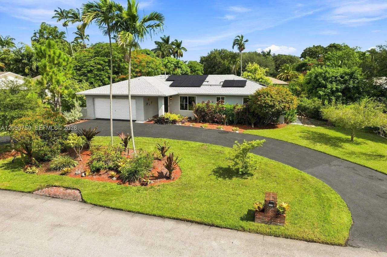 Foto de propiedad en 8445 SW 181st Terrace, Palmetto Bay, FL 33157 Palmetto Bay con MLS# 