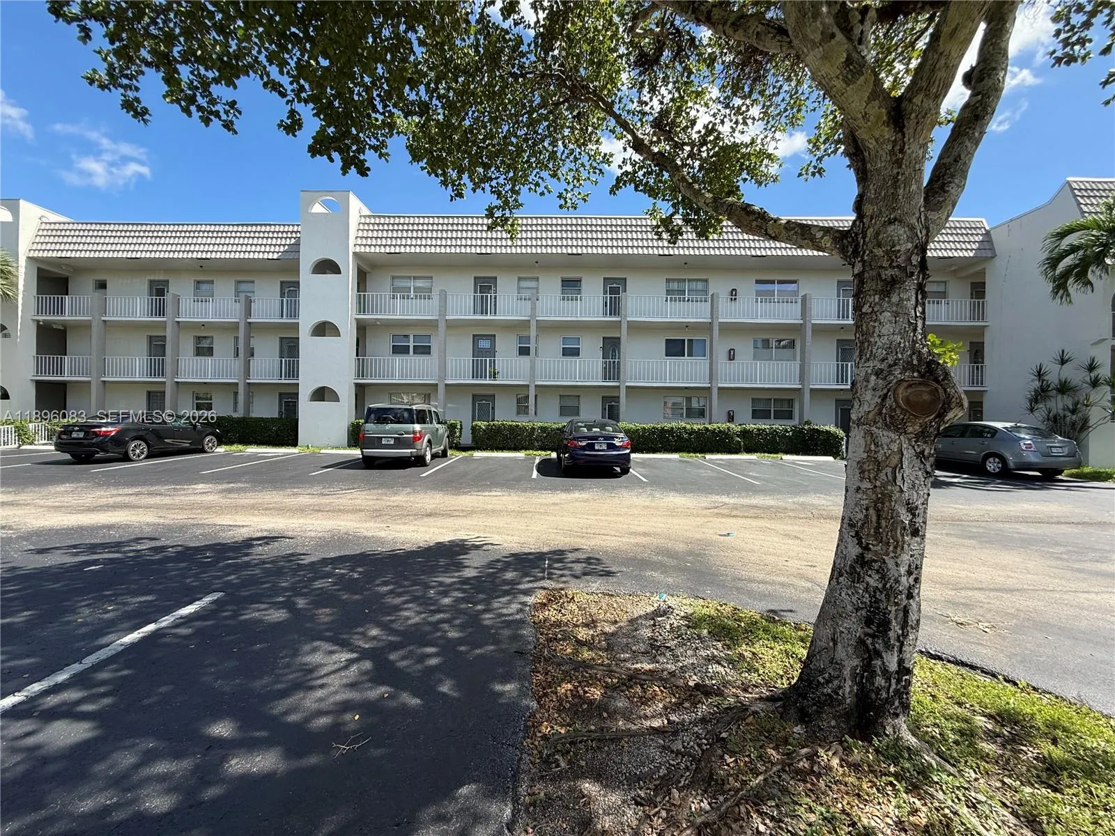 Foto de propiedad en 8450 Sunrise Lakes Boulevard 111, Sunrise, FL 33322 Sunrise con MLS# 