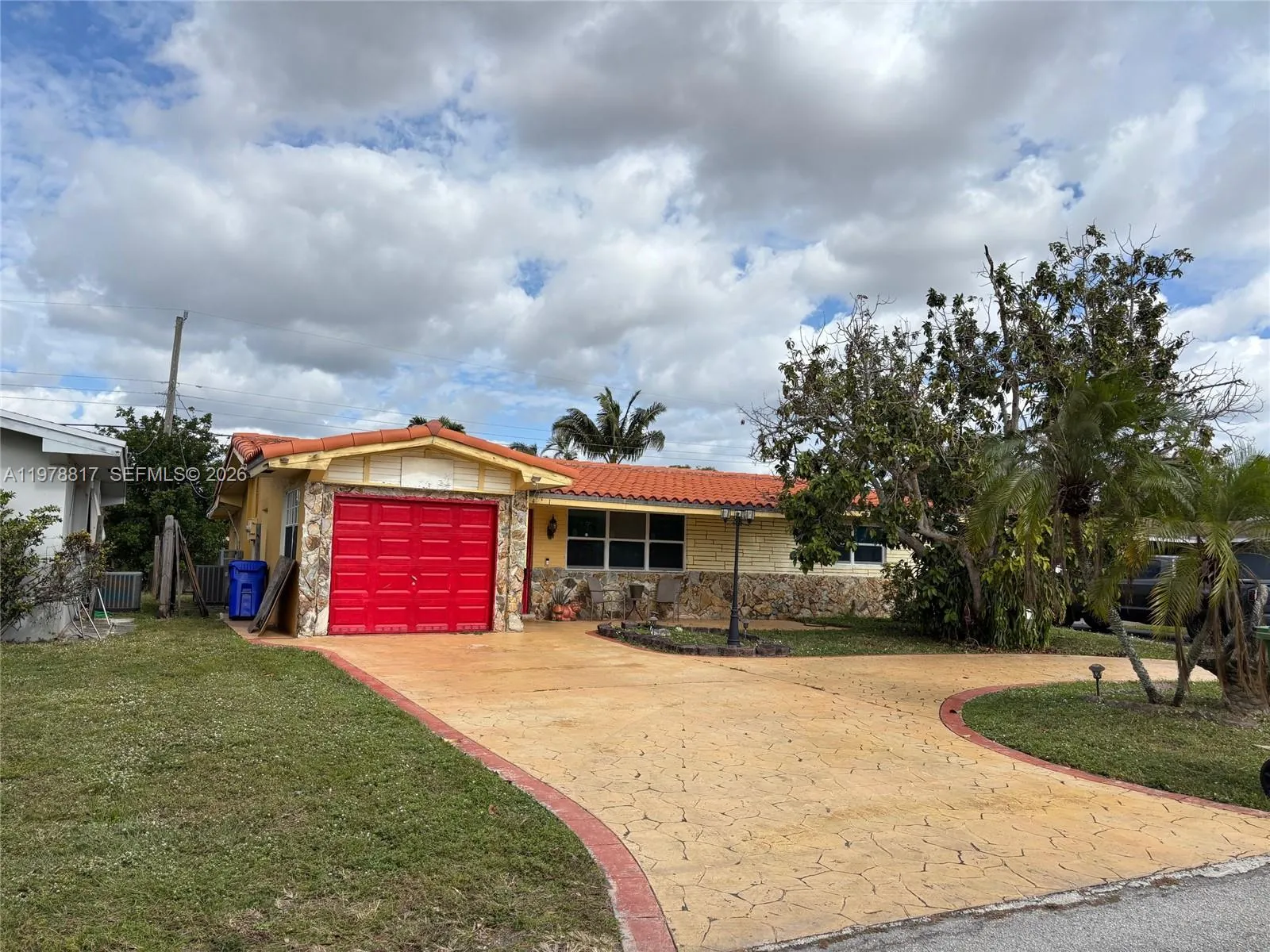 Foto de propiedad en 8471 NW 16th Street, Pembroke Pines, FL 33024 Pembroke Pines con MLS# 