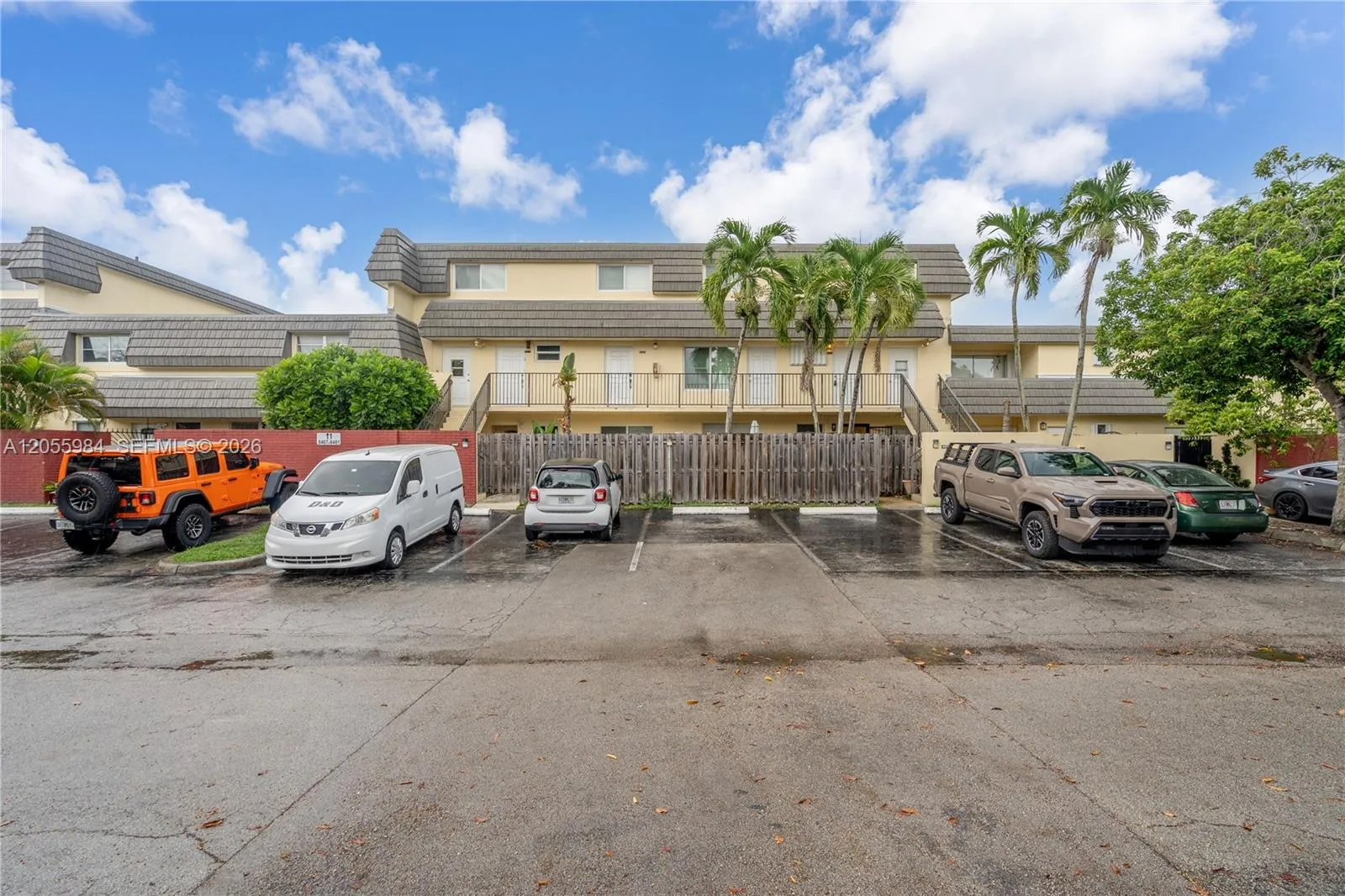 Foto de propiedad en 8475 SW 137th Avenue 8475, Miami, FL 33183 Miami con MLS# 