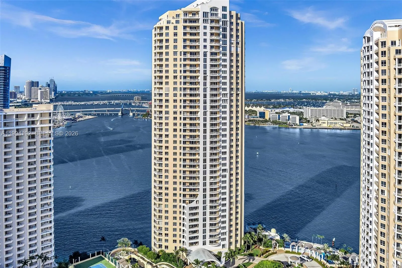Foto de propiedad en 848 Brickell Key Drive 2702, Miami, FL 33131 Miami con MLS# 