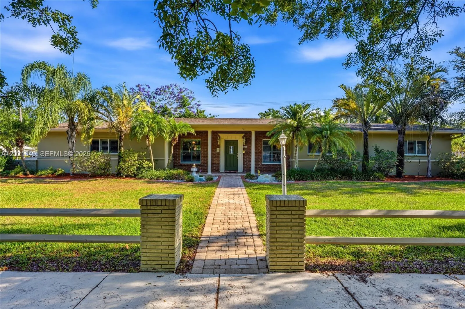 Foto de propiedad en 8495 SW 160th Street, Palmetto Bay, FL 33157 Palmetto Bay con MLS# 