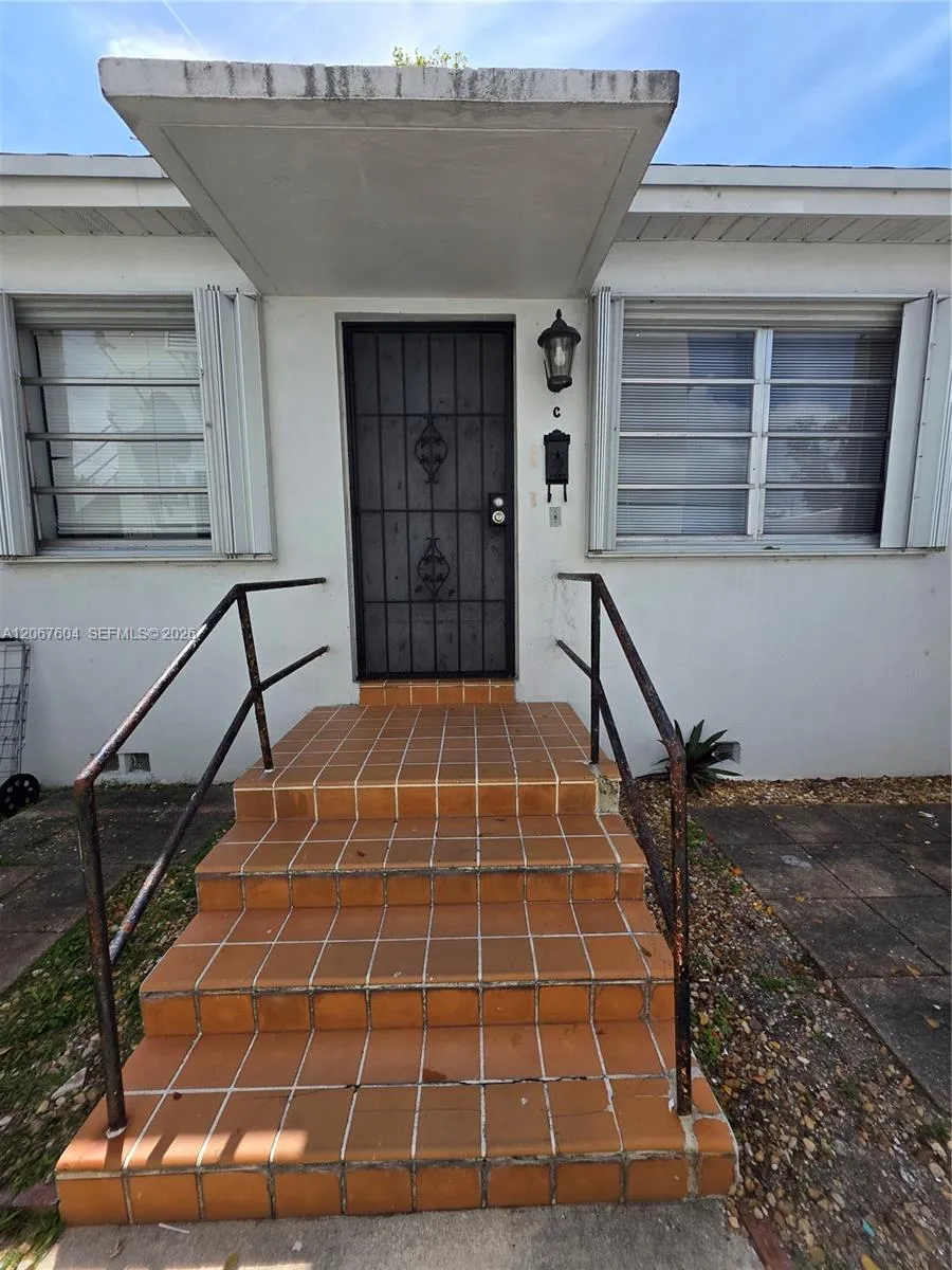 Foto de propiedad en 85 Esplanade Drive C, Miami Springs, FL 33166 Miami Springs con MLS# 