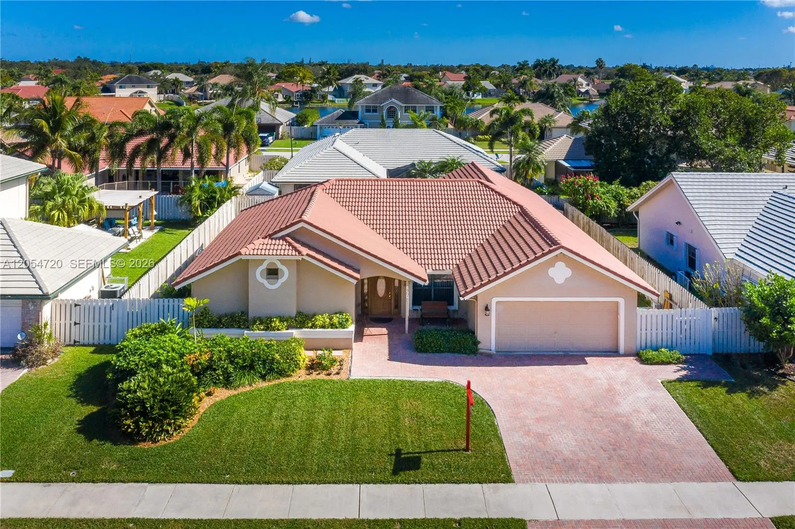Foto de propiedad en 850 Amherst Avenue, Davie, FL 33325 Davie con MLS# 