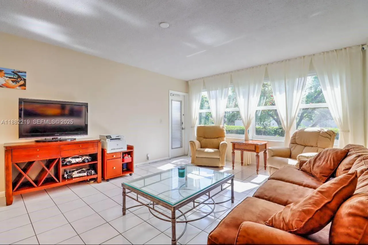 Foto de propiedad en 850 NE 12th Avenue 210, Hallandale Beach, FL 33009 Hallandale Beach con MLS# 