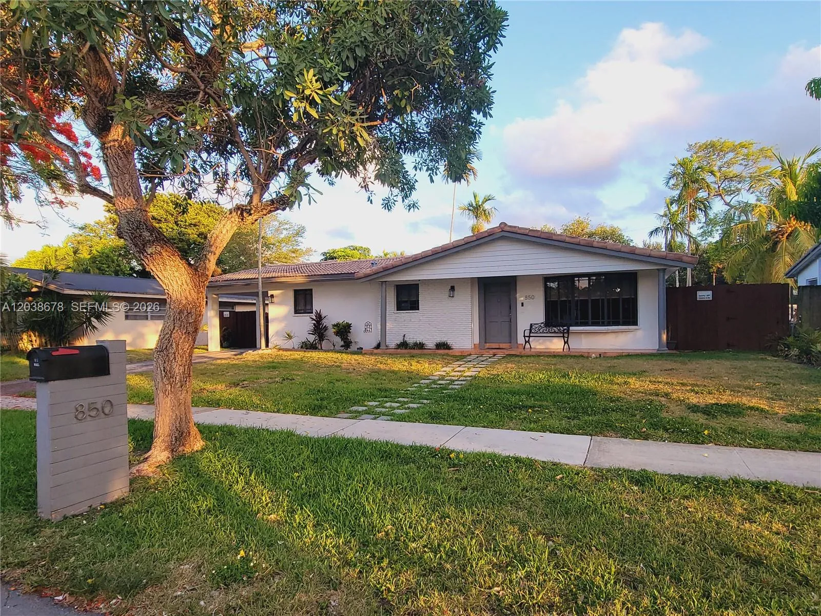 Foto de propiedad en 850 NE 182nd Terrace, North Miami Beach, FL 33162 North Miami Beach con MLS# 