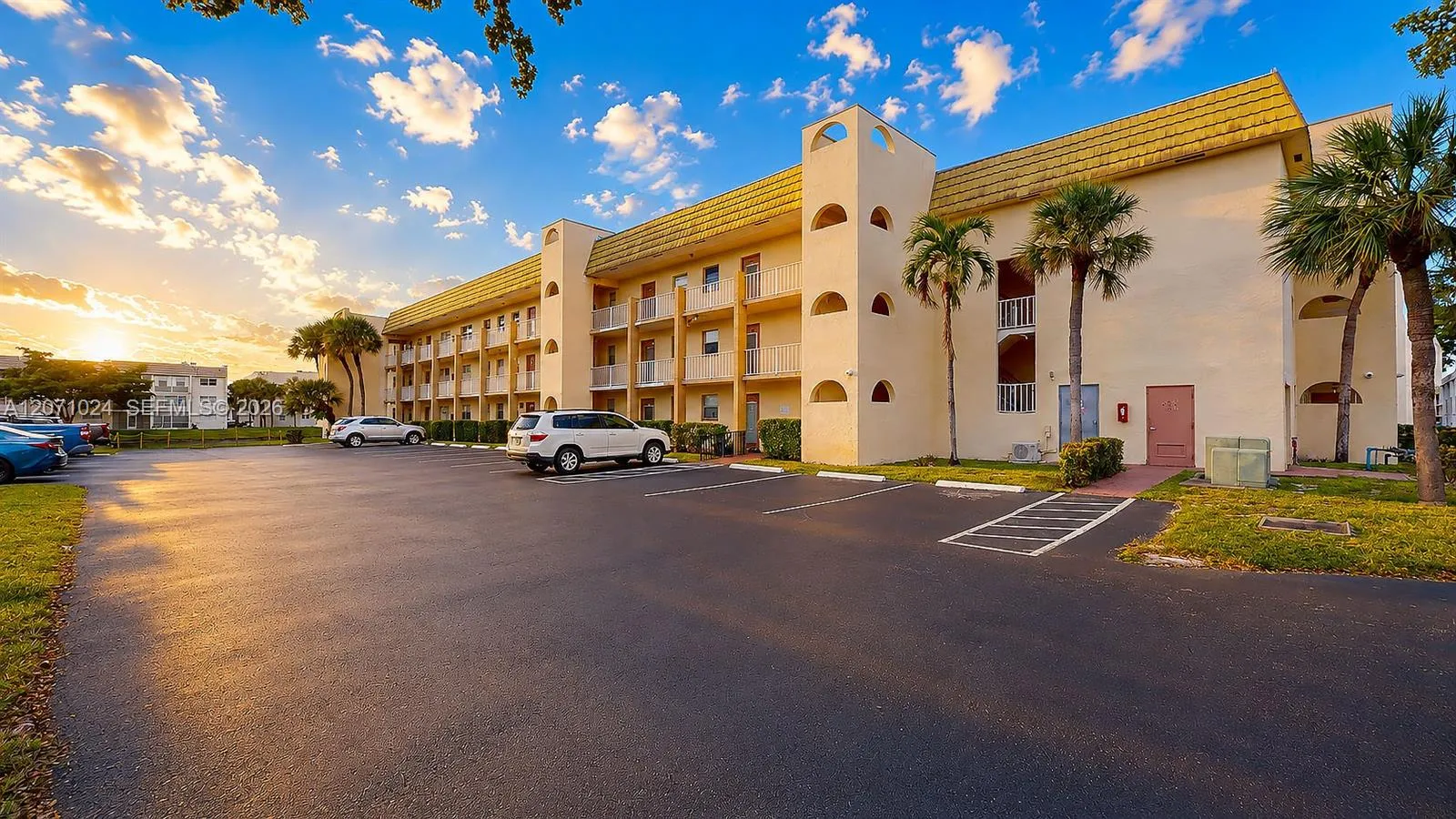 Foto de propiedad en 8500 Sunrise Lakes Boulevard 201, Sunrise, FL 33322 Sunrise con MLS# 