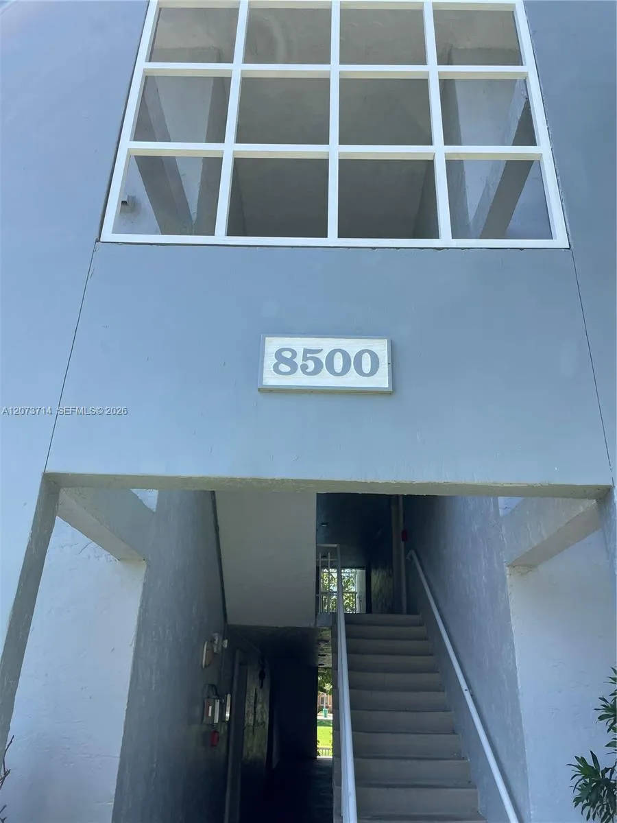 Foto de propiedad en 8500 SW 212th Street 309, Cutler Bay, FL 33189 Cutler Bay con MLS# 