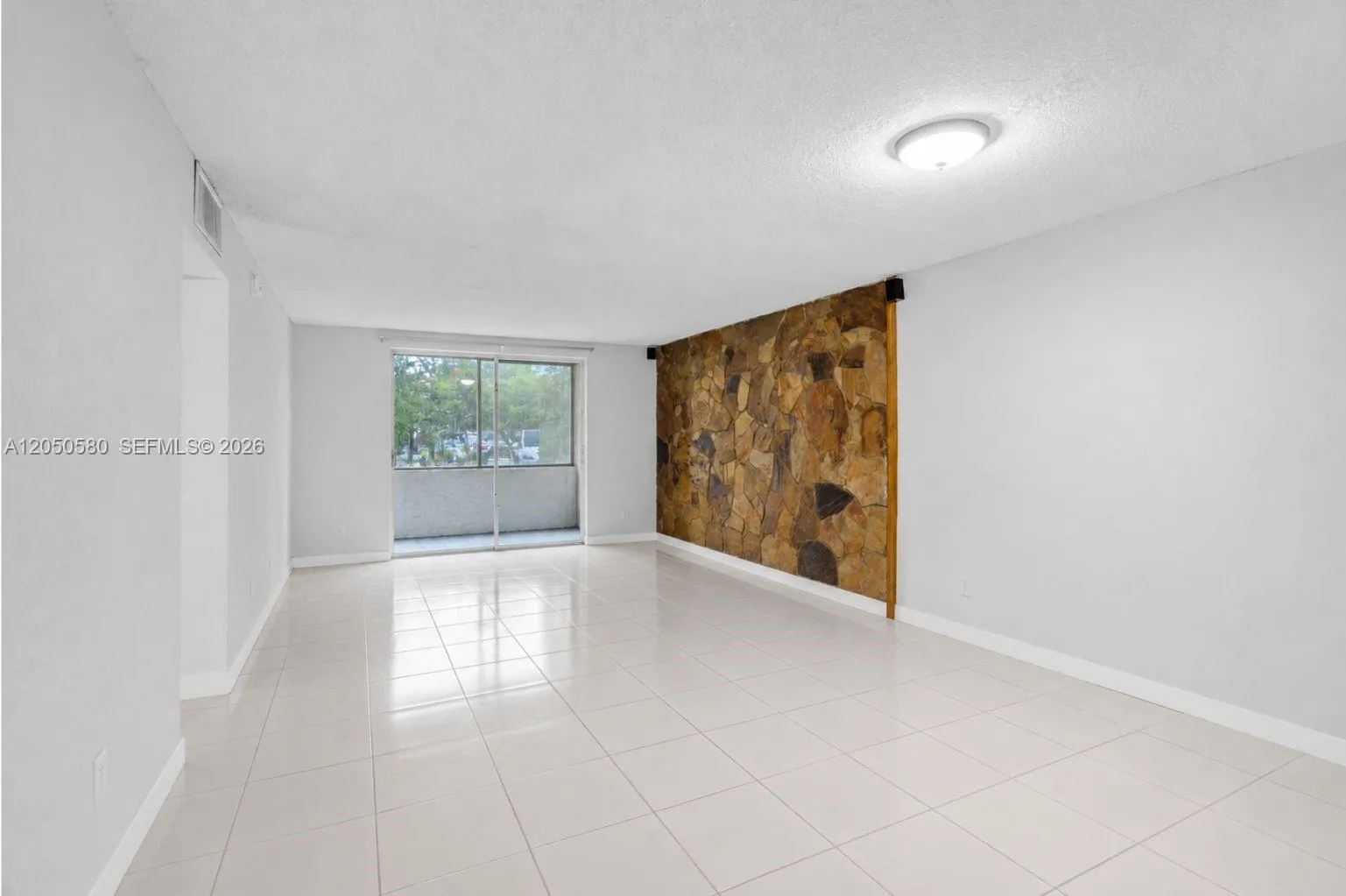 Foto de propiedad en 8501 NW 8th Street 105, Miami, FL 33126 Miami con MLS# 